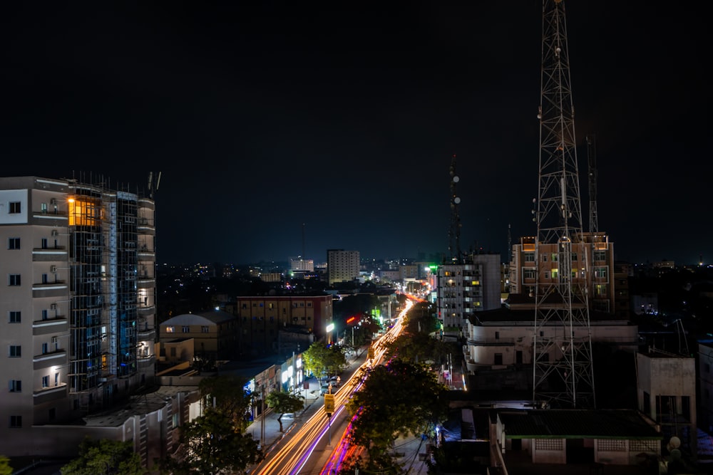 una vista di una città di notte dalla cima di un edificio