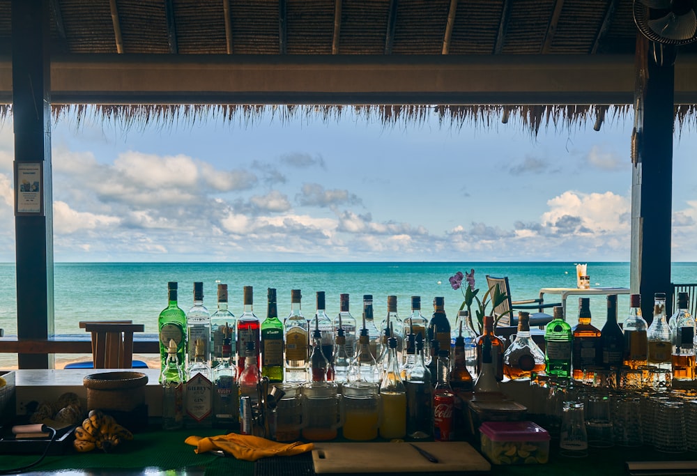 un bar con bottiglie di alcolici sulla spiaggia