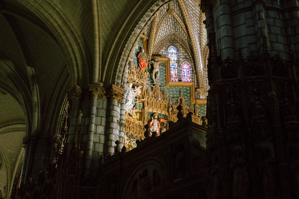 Une cathédrale avec une statue de Jésus sur l’autel