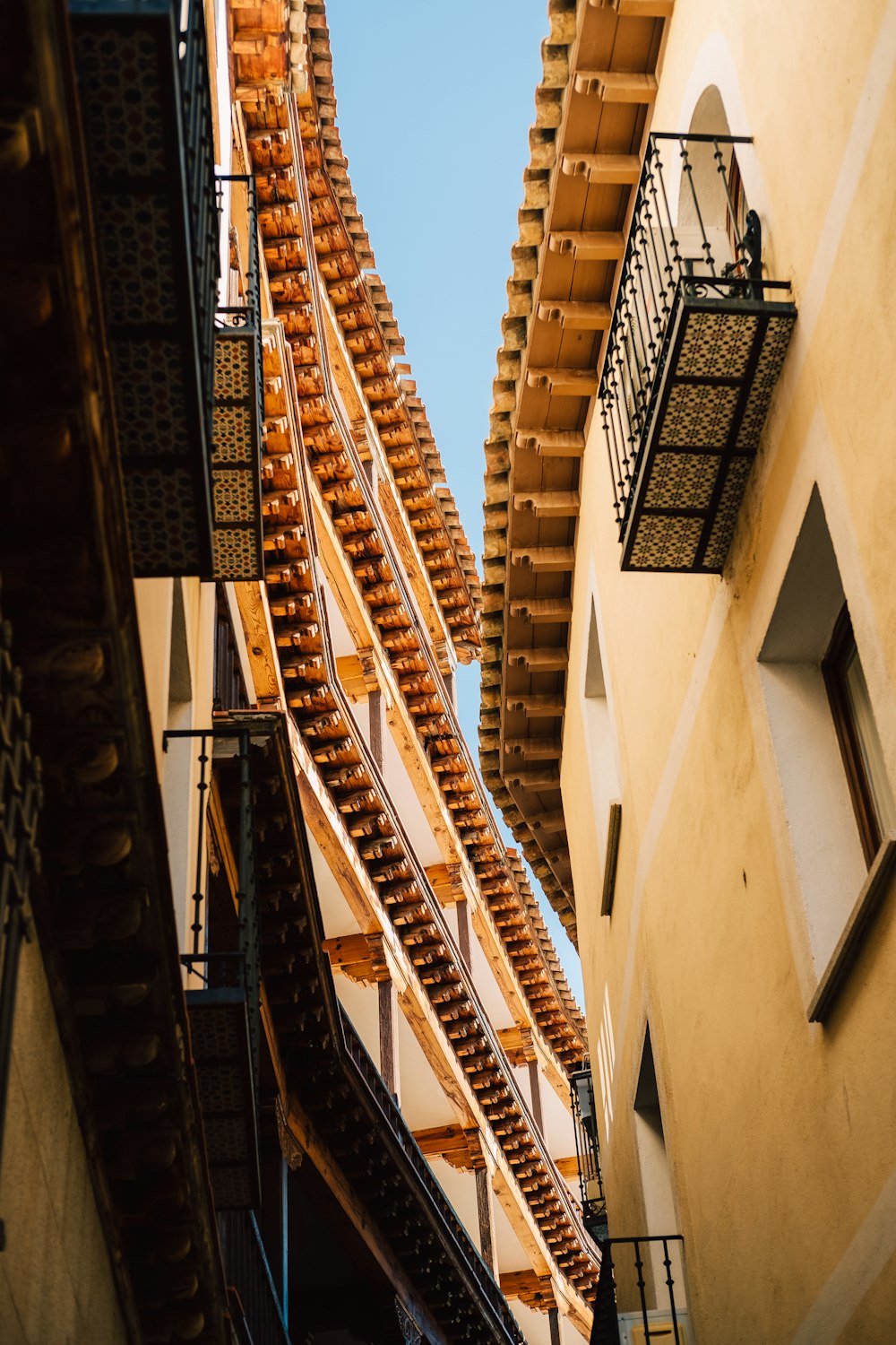 Un par de edificios que están uno al lado del otro