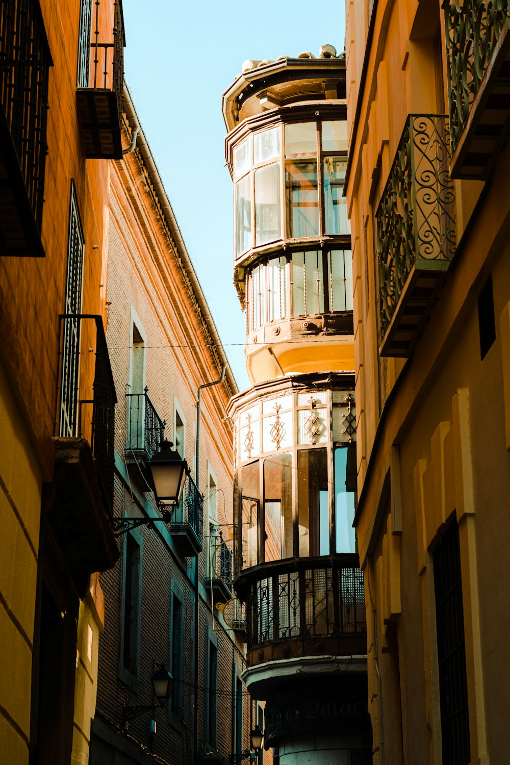 a narrow alleyway between two buildings with balconies