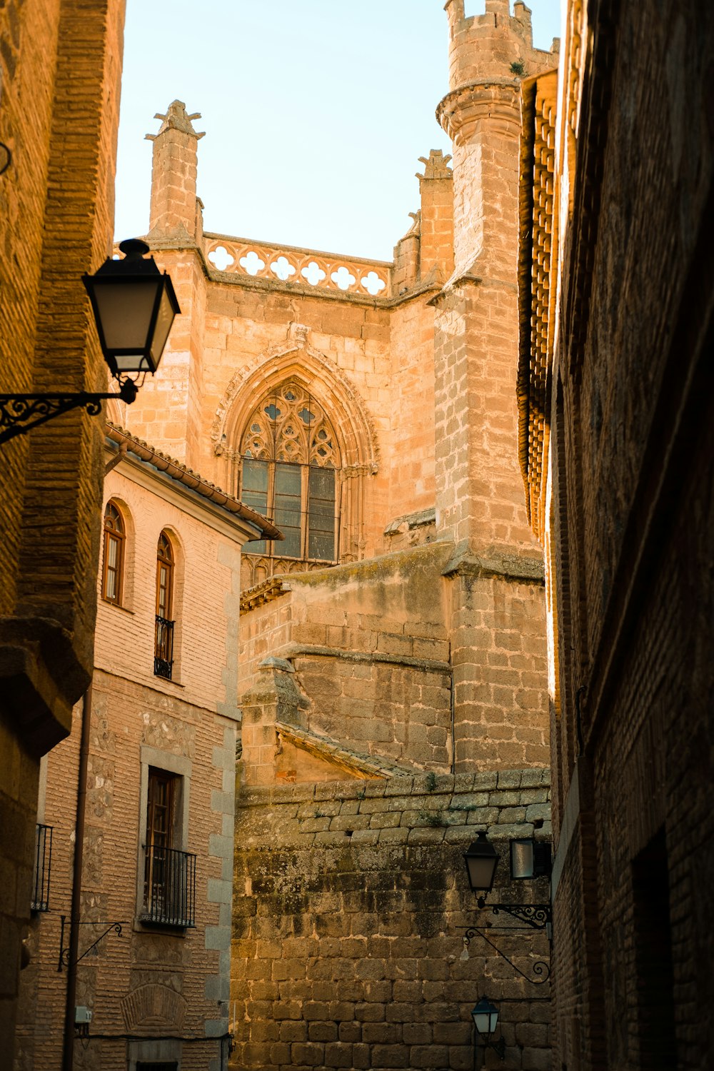 Un callejón estrecho con un edificio de piedra al fondo