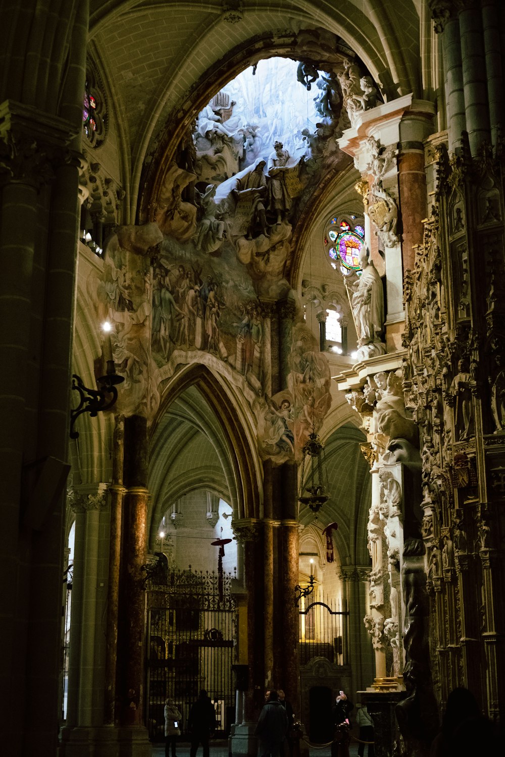 une église avec un très haut plafond et une peinture sur le mur