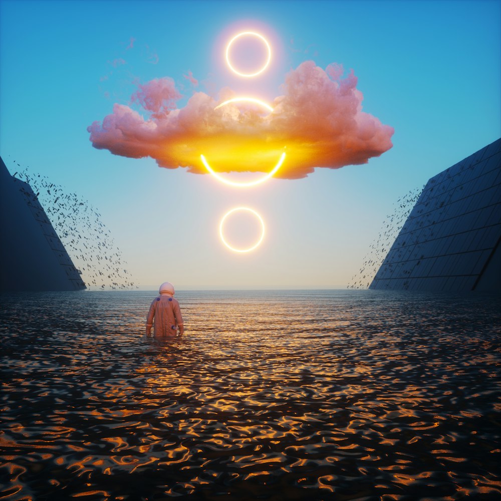 Un uomo in piedi in uno specchio d'acqua sotto un cielo nuvoloso
