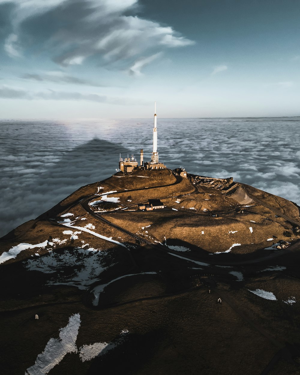 Une île au milieu de l’océan sous un ciel nuageux