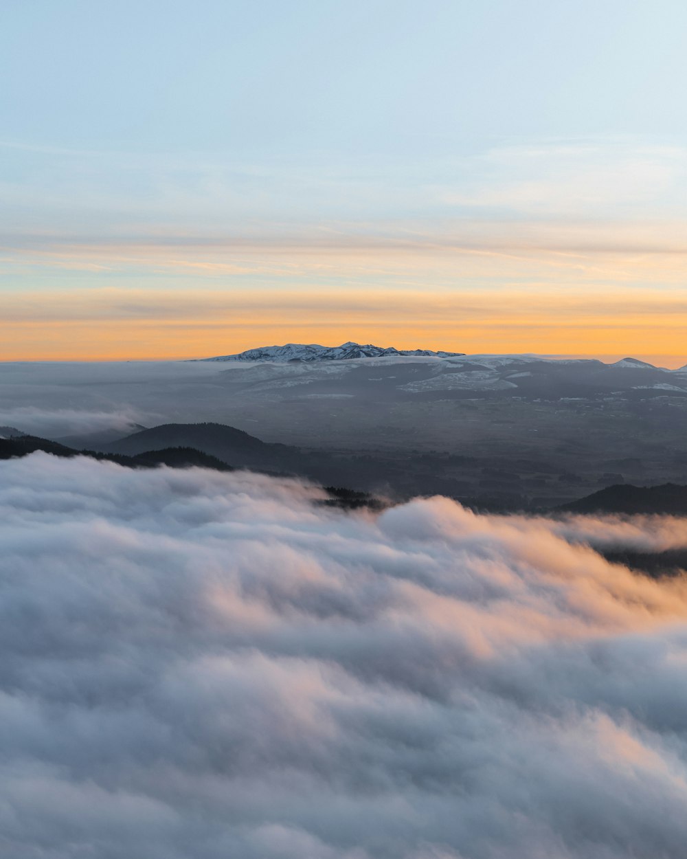 uma vista de uma montanha coberta de nuvens