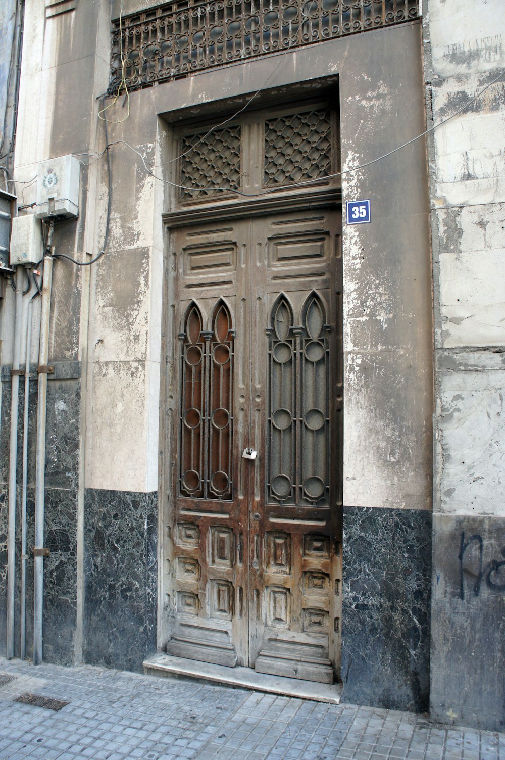 una gran puerta de madera en el costado de un edificio
