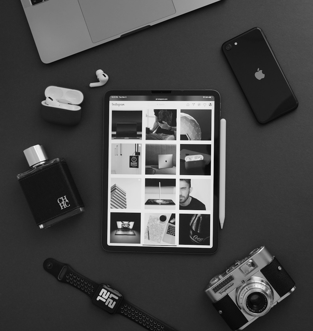 una tableta con una imagen de un hombre junto a una cámara y un