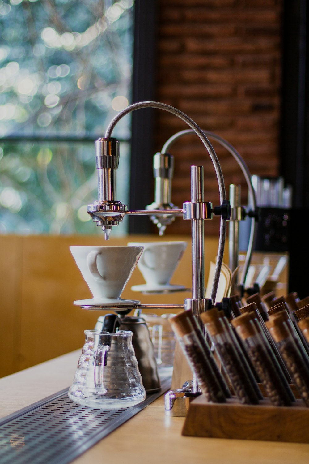 uma máquina de café expresso sentada em cima de uma mesa de madeira