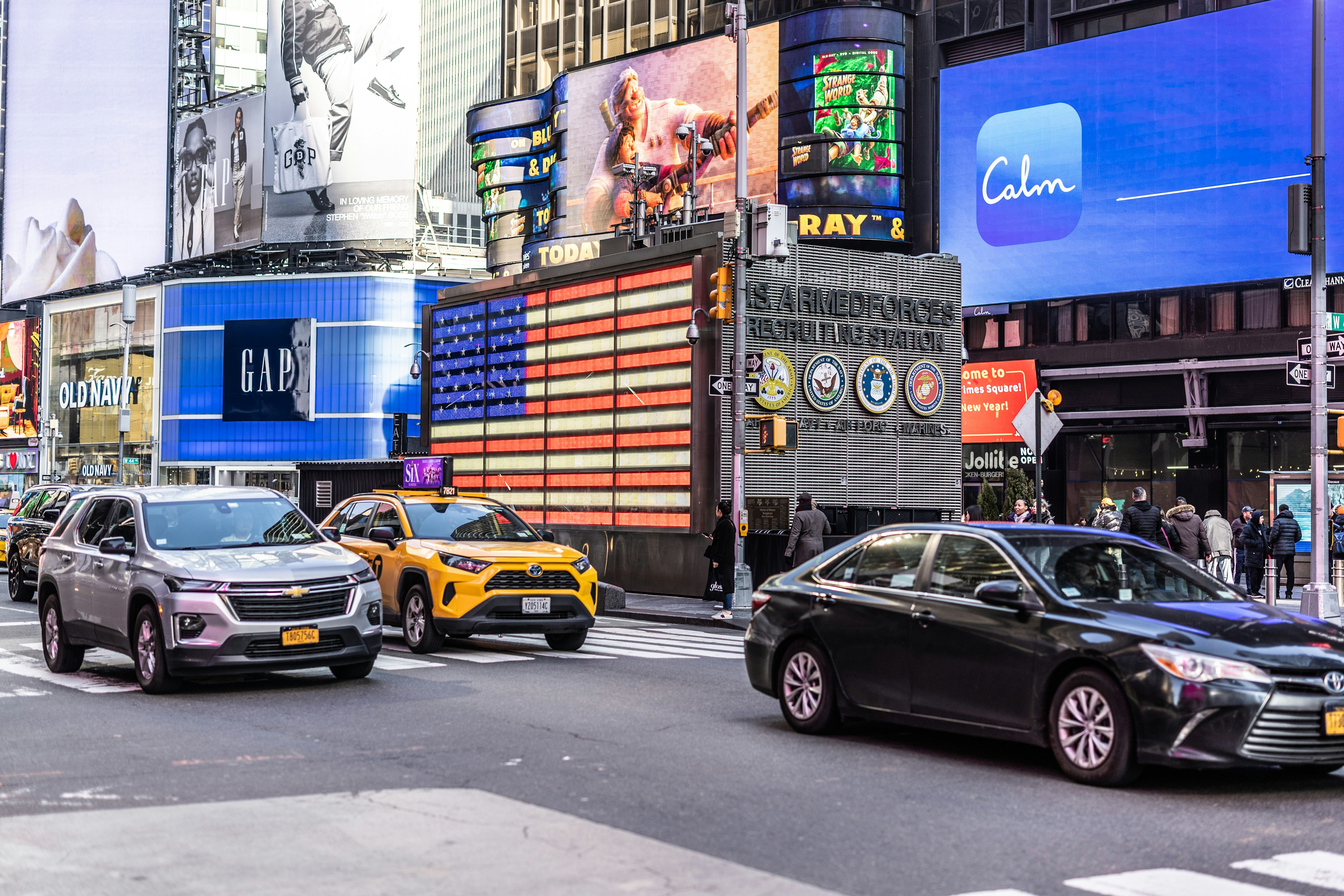 a busy city street filled with lots of traffic