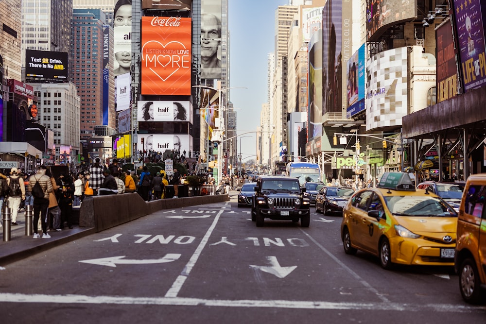 a busy city street filled with lots of traffic