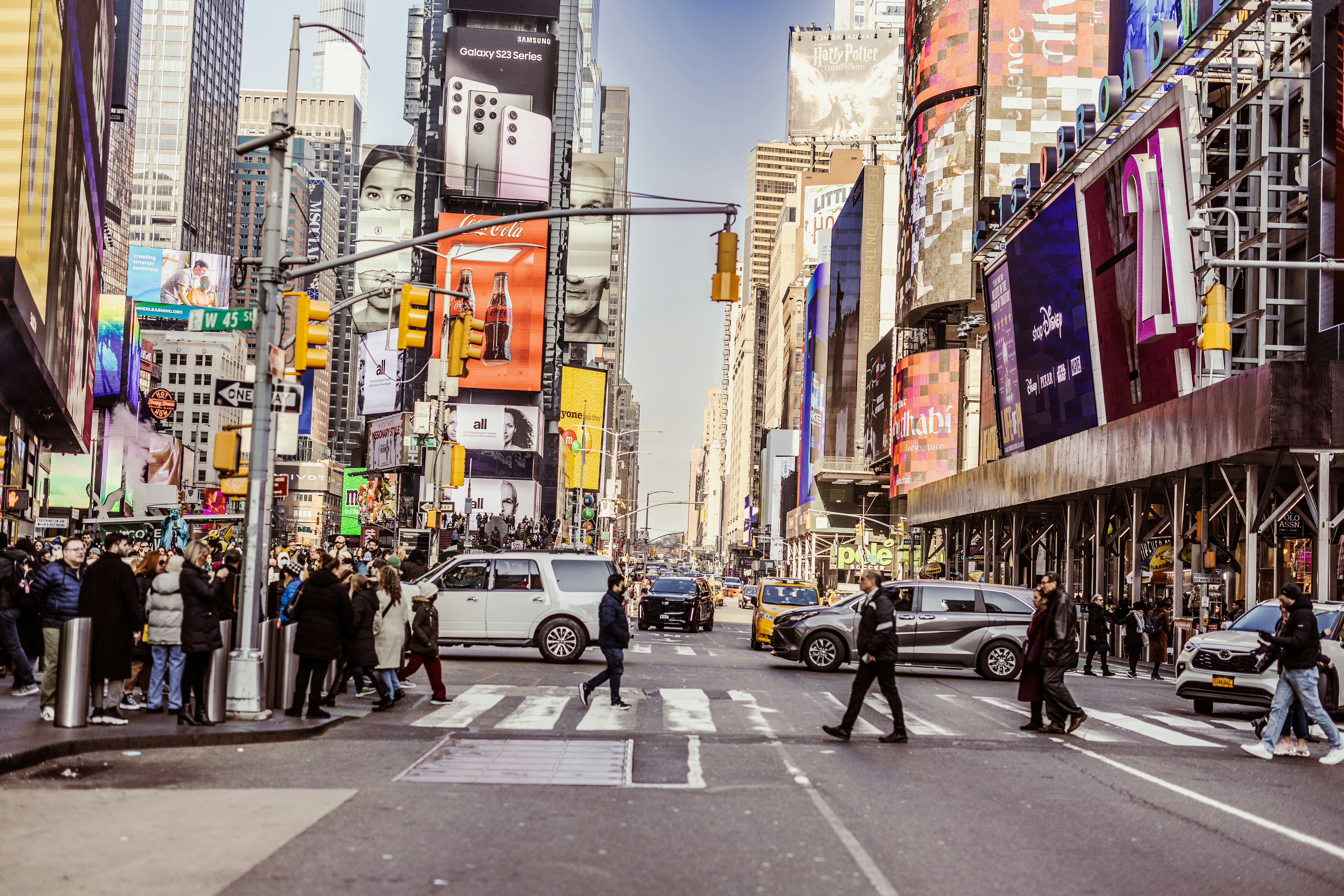 a busy city street filled with lots of traffic