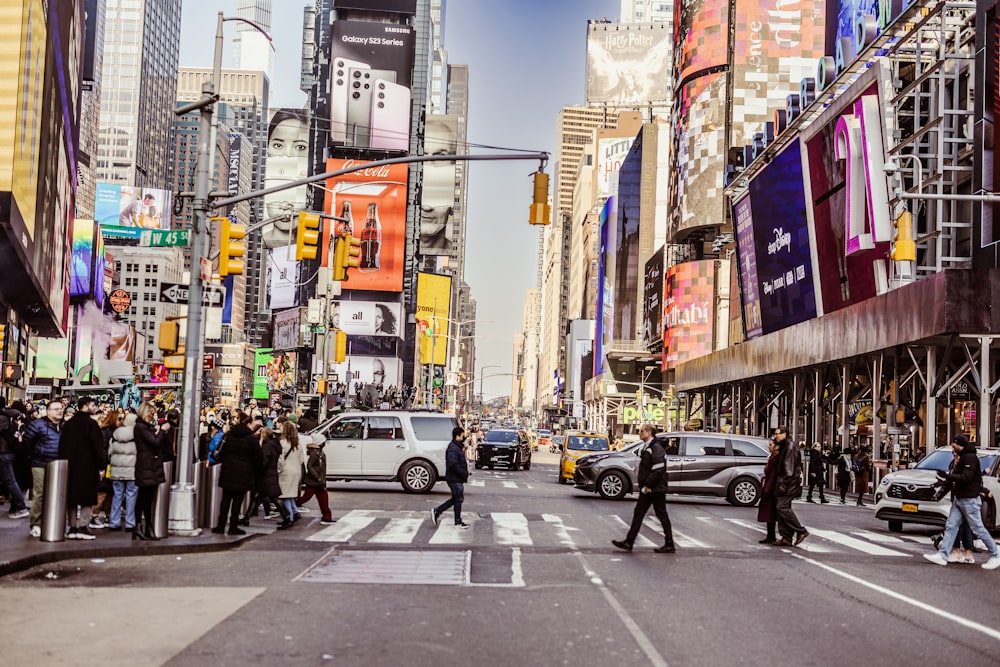 a busy city street filled with lots of traffic