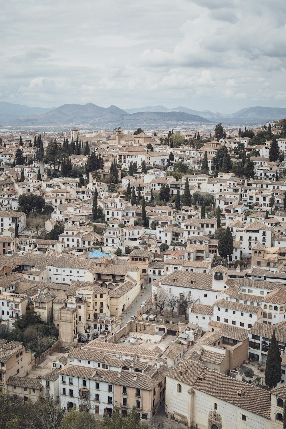 uma vista de uma cidade de uma colina