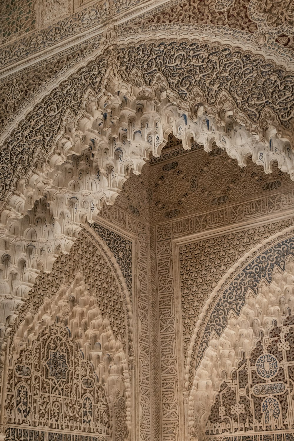 un mur finement décoré dans un bâtiment