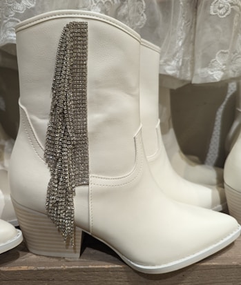 Durable women’s boots with timeless style for every season with solewell