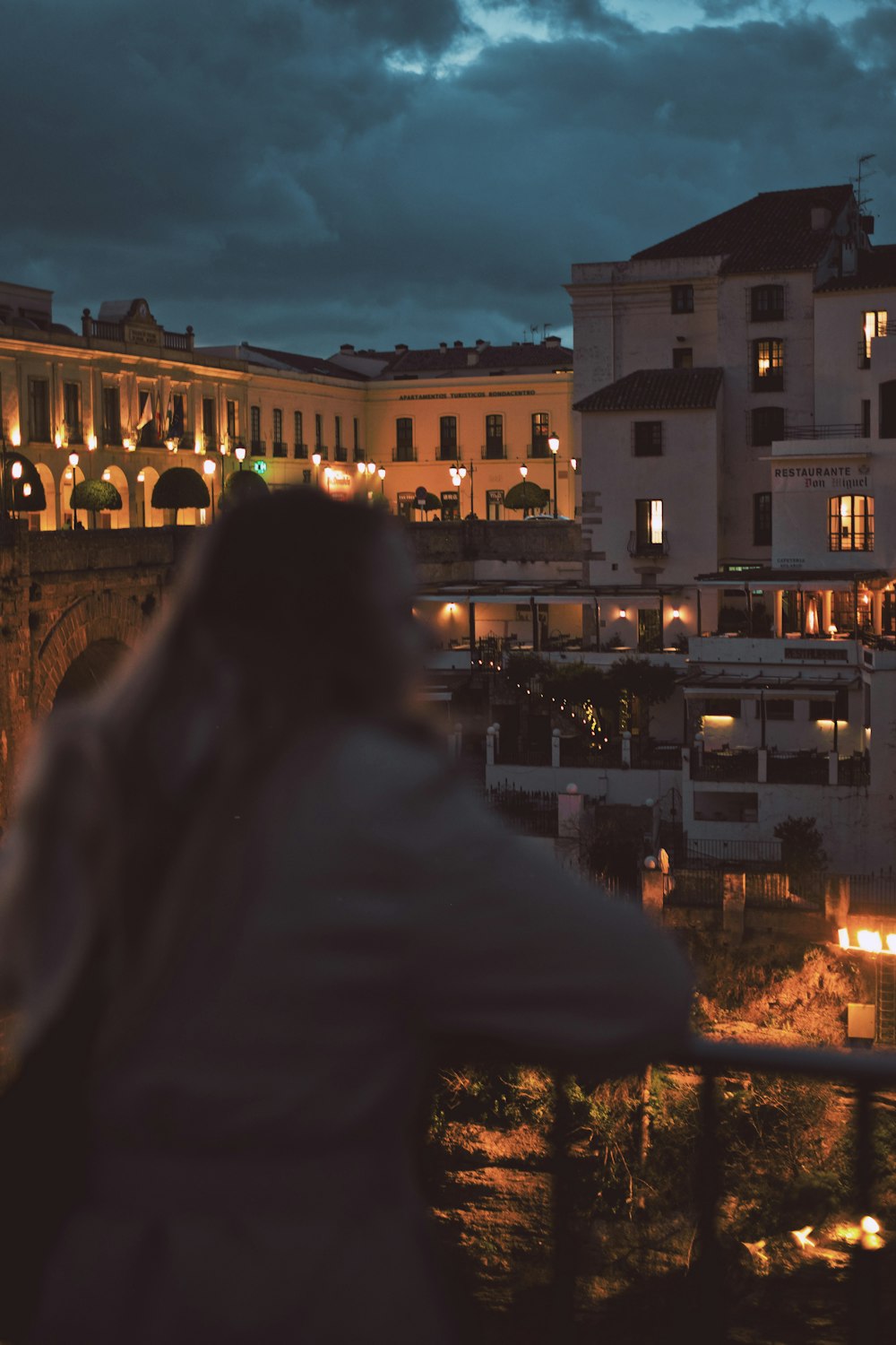 Una donna che guarda oltre un fiume di notte