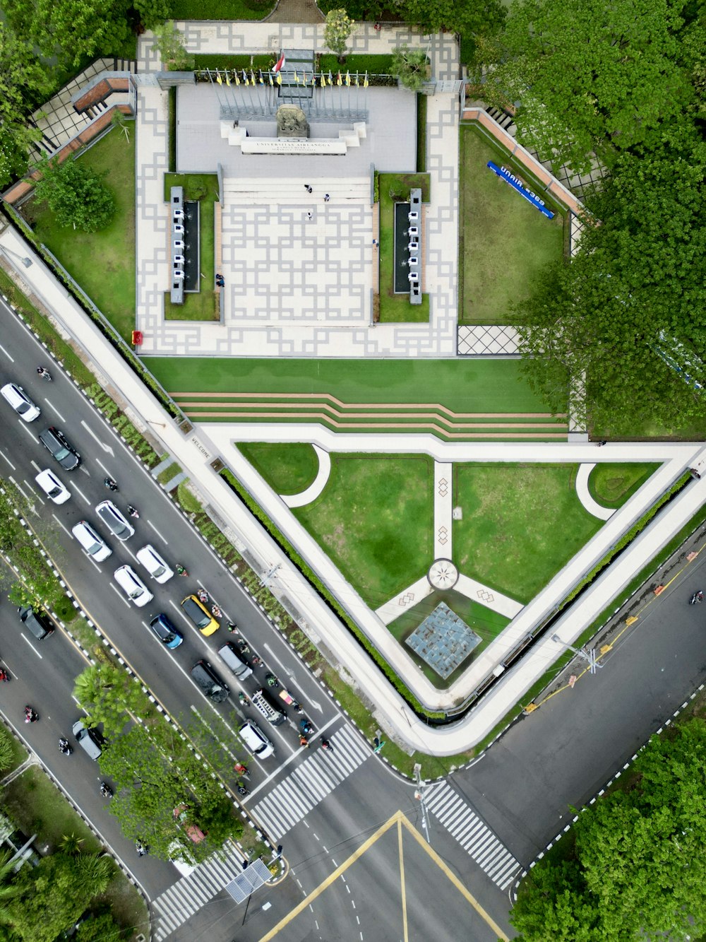 Una vista aérea de un parque con coches aparcados en él