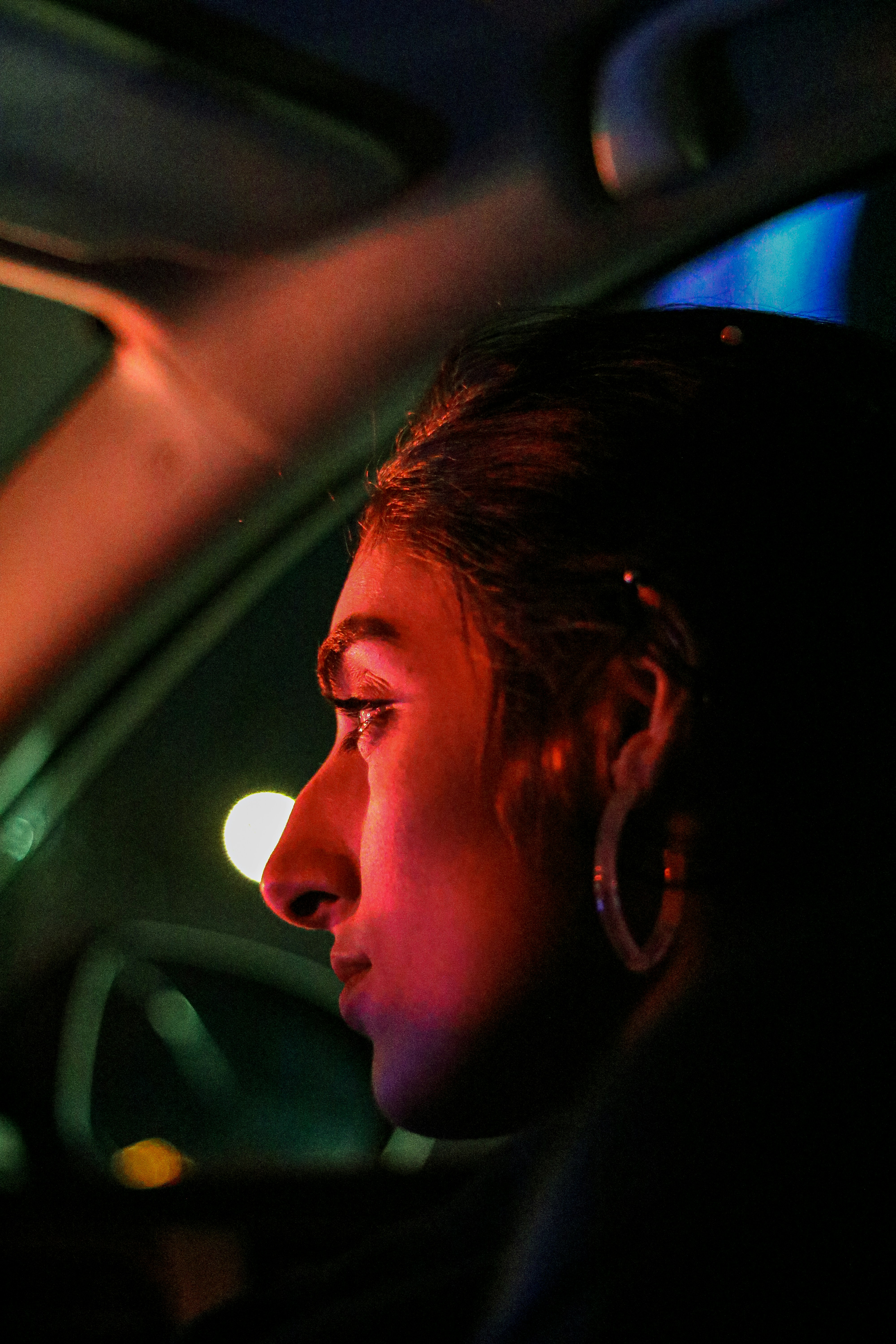 uma mulher sentada em um carro com os olhos fechados