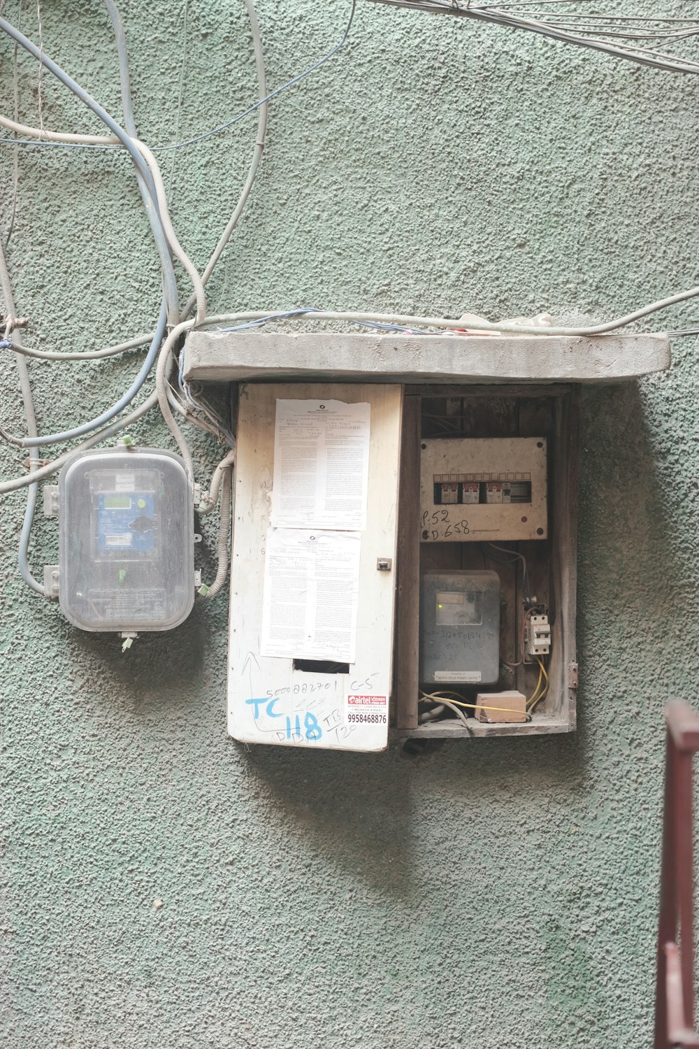 una scatola elettrica attaccata al lato di un edificio