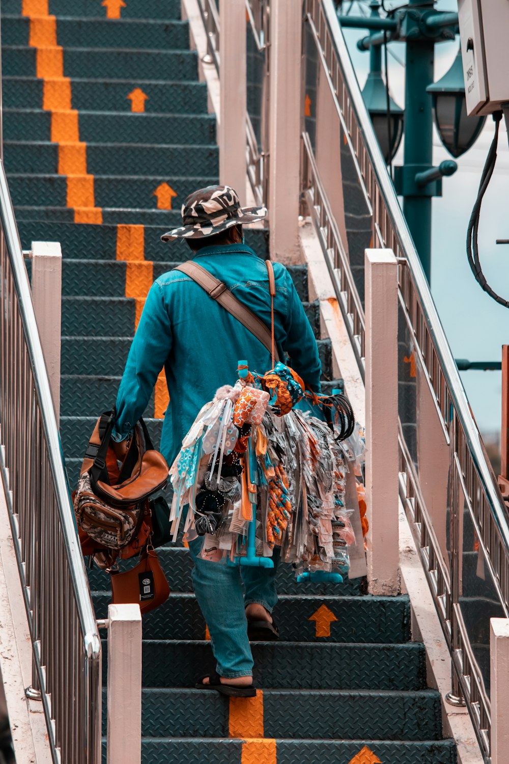 um homem subindo um lance de escadas