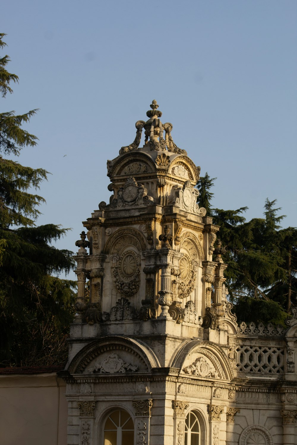 Un edificio alto con un orologio in cima