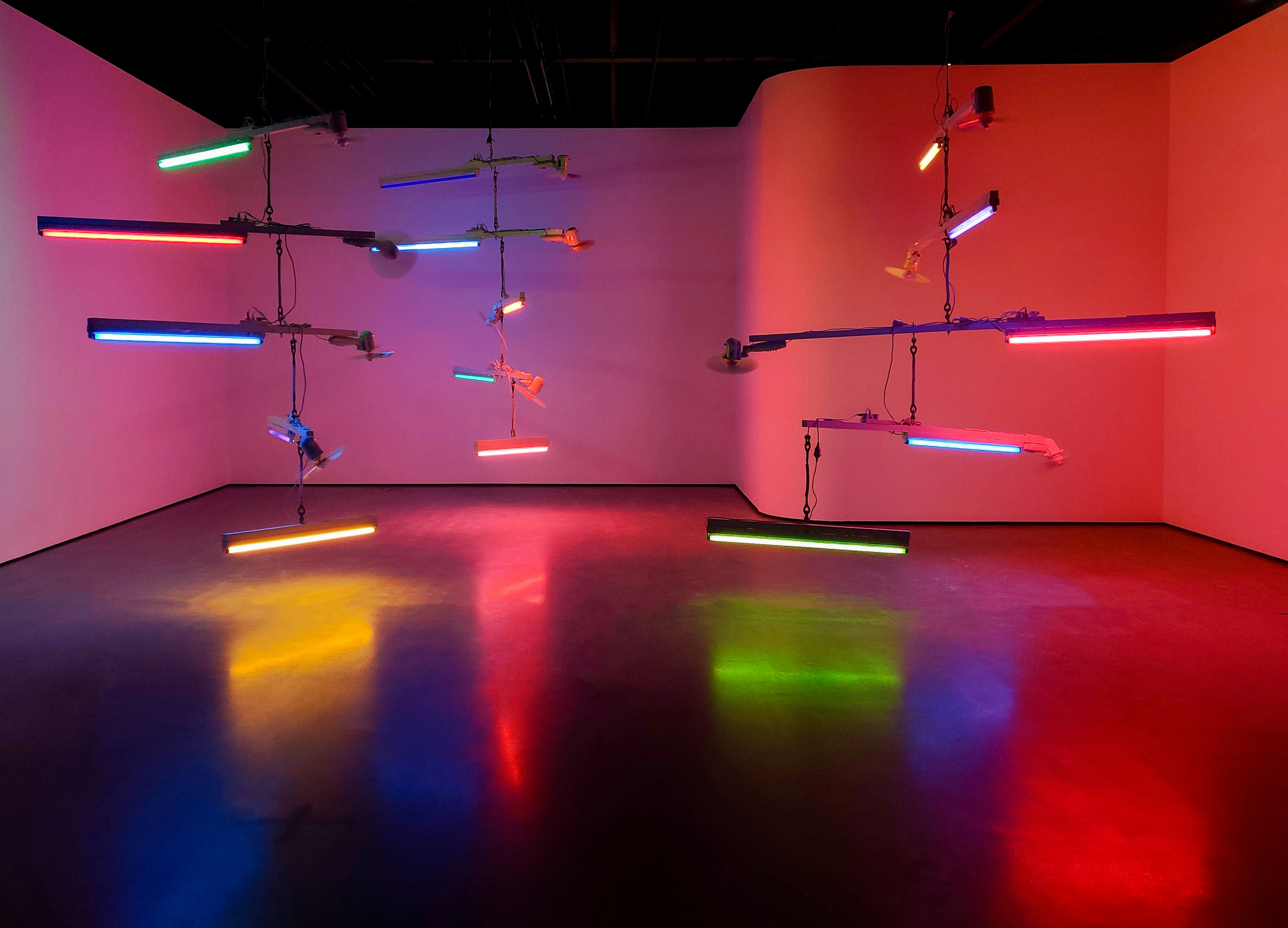 Una habitación con muchas luces de diferentes colores