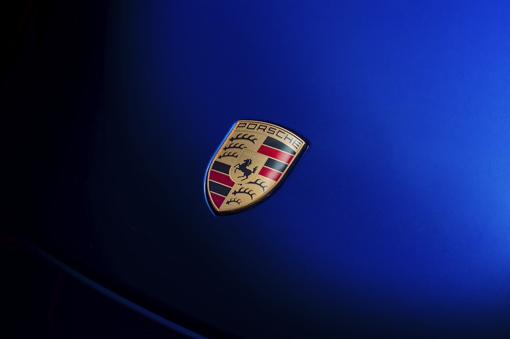 a close up of the emblem on a blue car