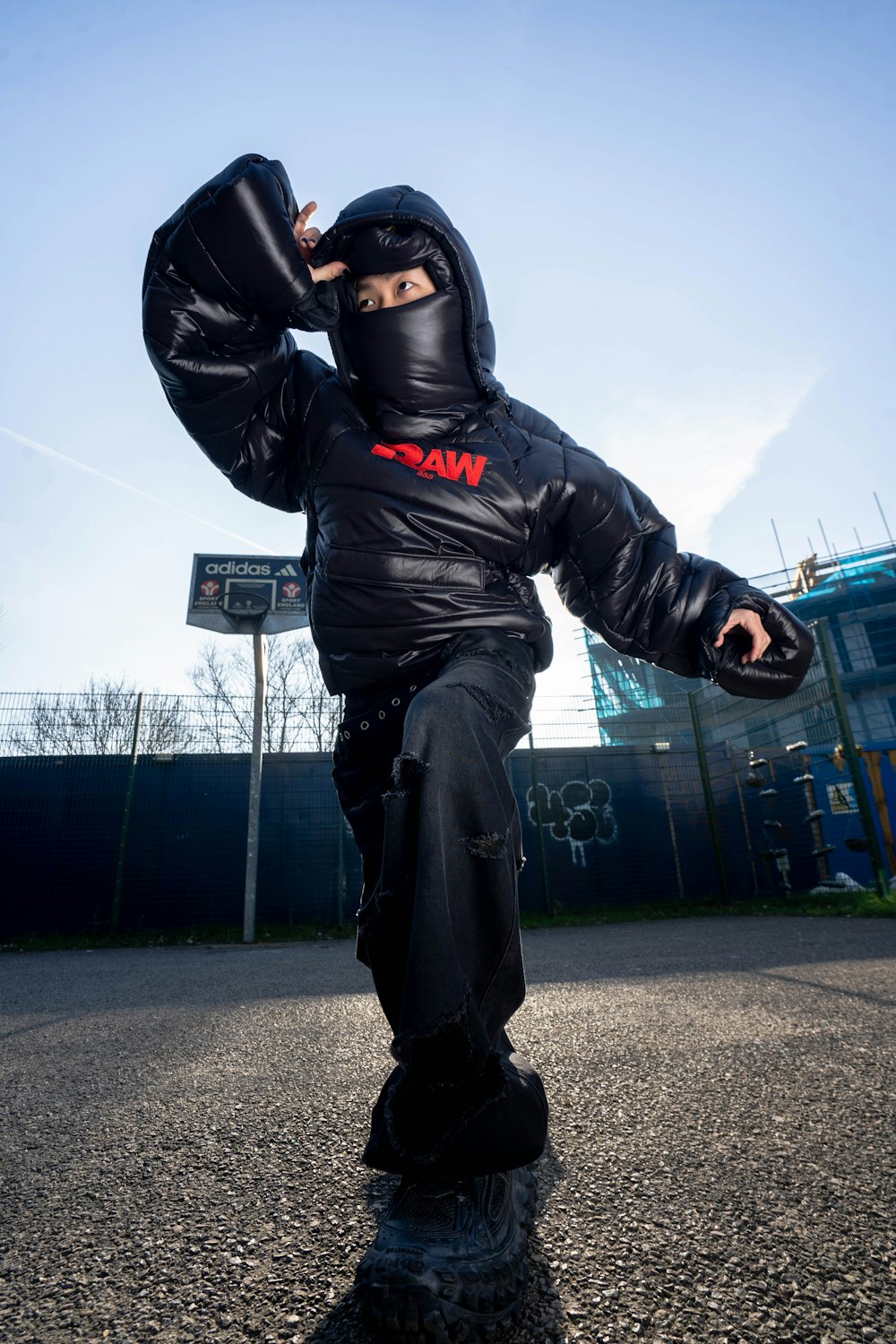 Un homme en veste noire fait du skateboard photo – Photo Cru Gratuite sur  Unsplash