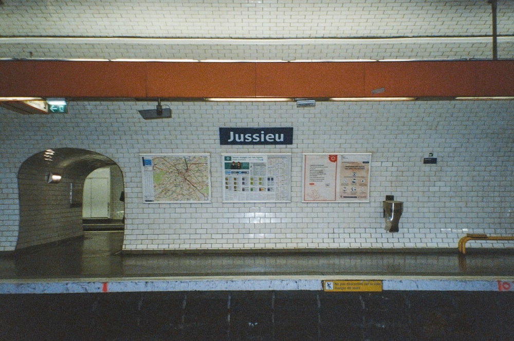 eine U-Bahn-Station mit einem Schild an der Wand