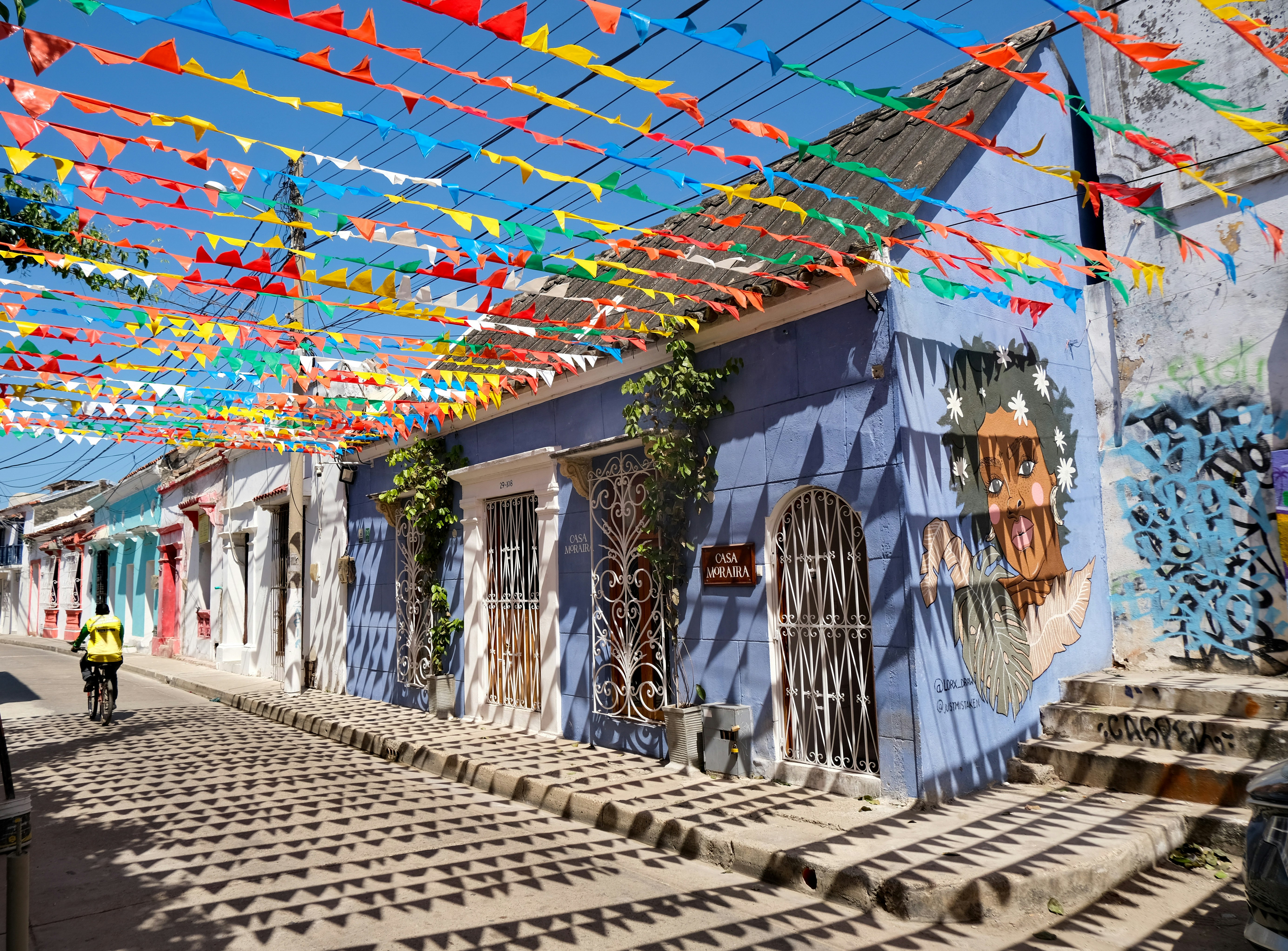 calle de getsemaní pintada con arte mural y banderines de colores.