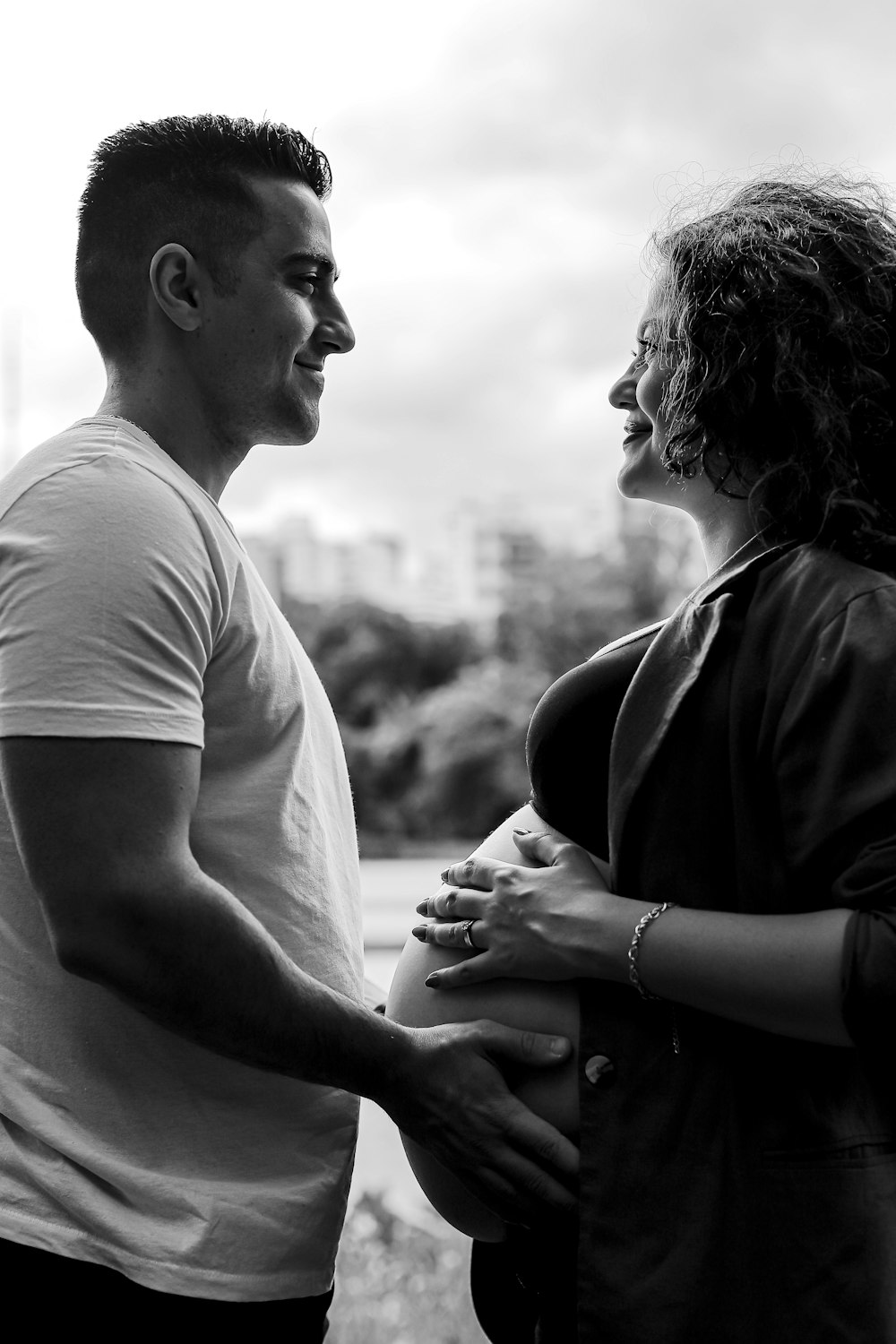 uma foto em preto e branco de um casal grávida