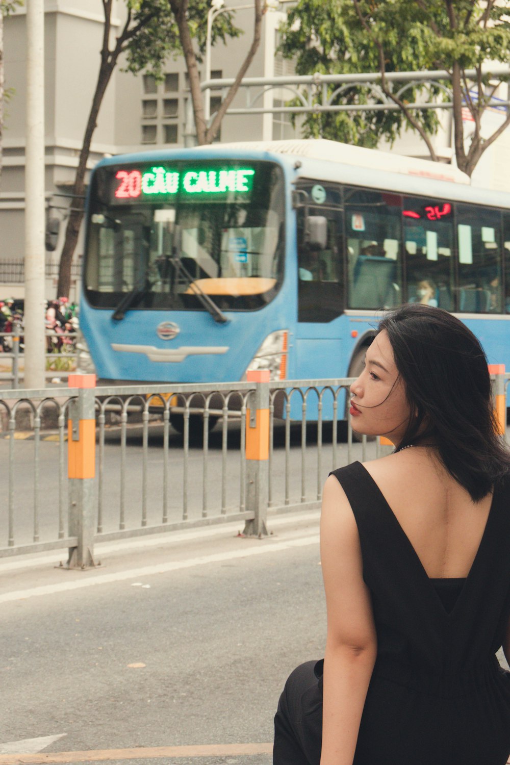 Foto uma mulher em um vestido preto esperando por um ônibus – Imagem de  Cabeça grátis no Unsplash