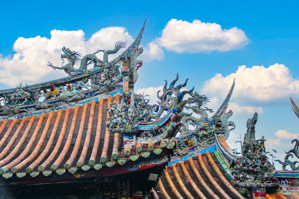 the roof of a building with dragon statues on it