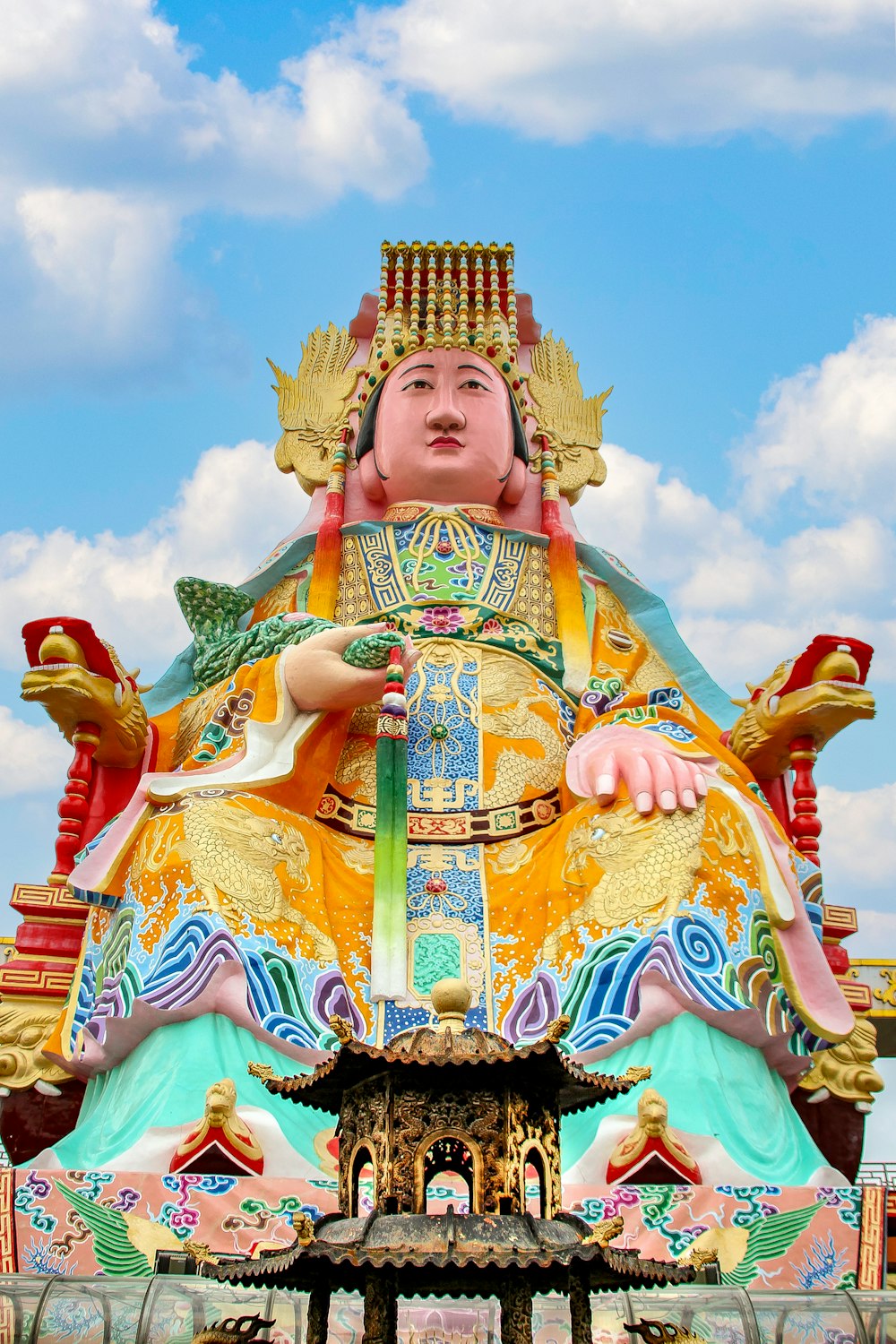Une grande statue d’un Bouddha assis au sommet d’une fontaine