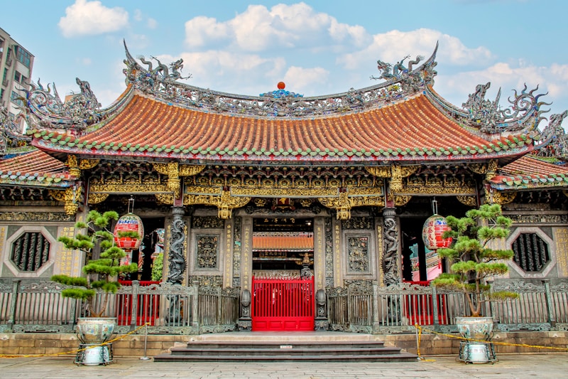 龍山寺の色鮮やかな装飾と参拝者