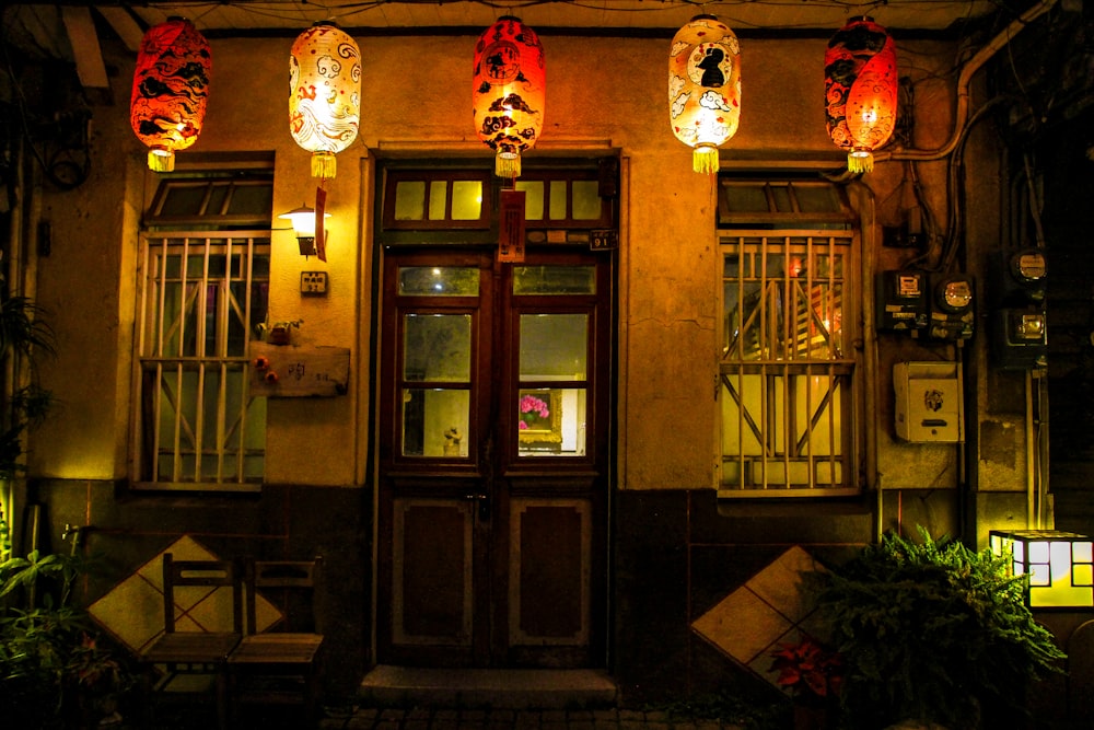 un edificio que tiene algunas luces encendidas