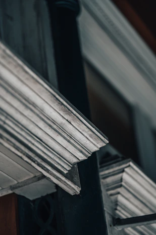 Wide angle photo of a facade with crown and belt cornices made from coated EPS, highlighting their crisp lines and modern style.