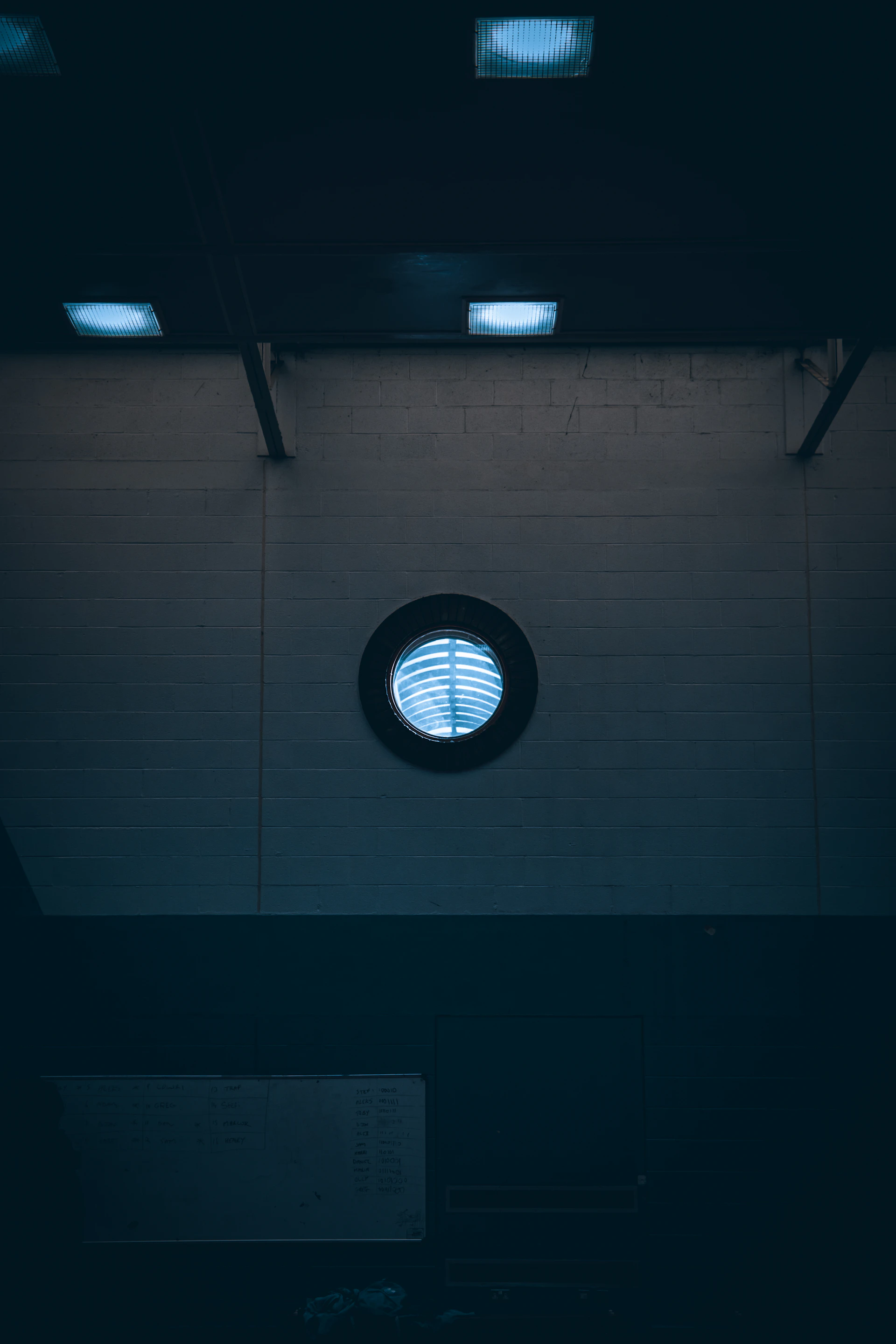 gray computer monitor