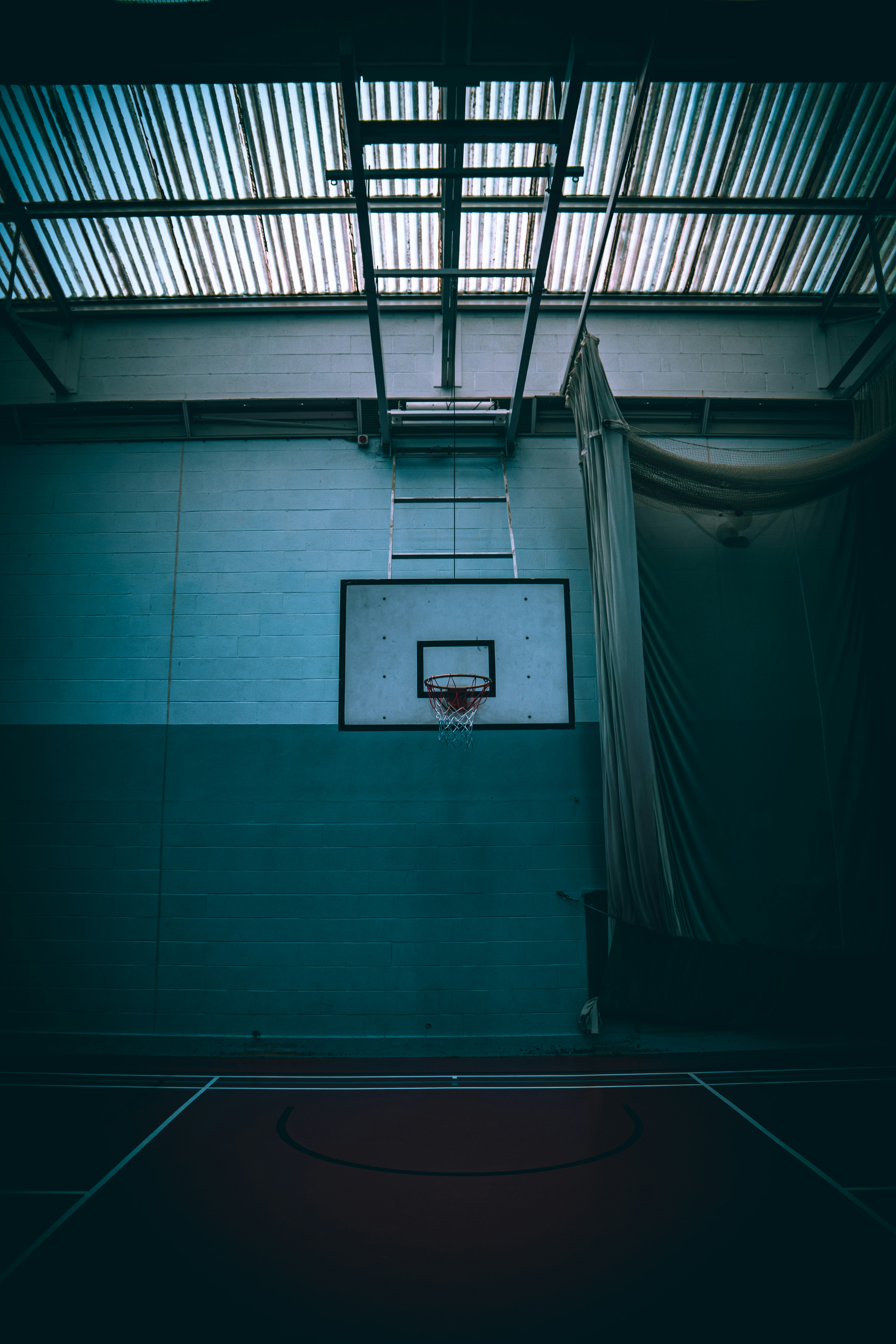 농구 골대가 있는 실내 농구 코트 사진 – Unsplash의 무료 이미지, image size:3000x4500