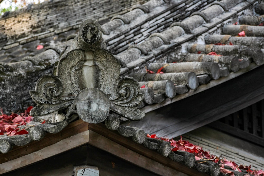 um close up de um telhado com folhas vermelhas sobre ele