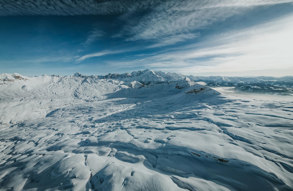 uma montanha coberta de neve sob um céu azul