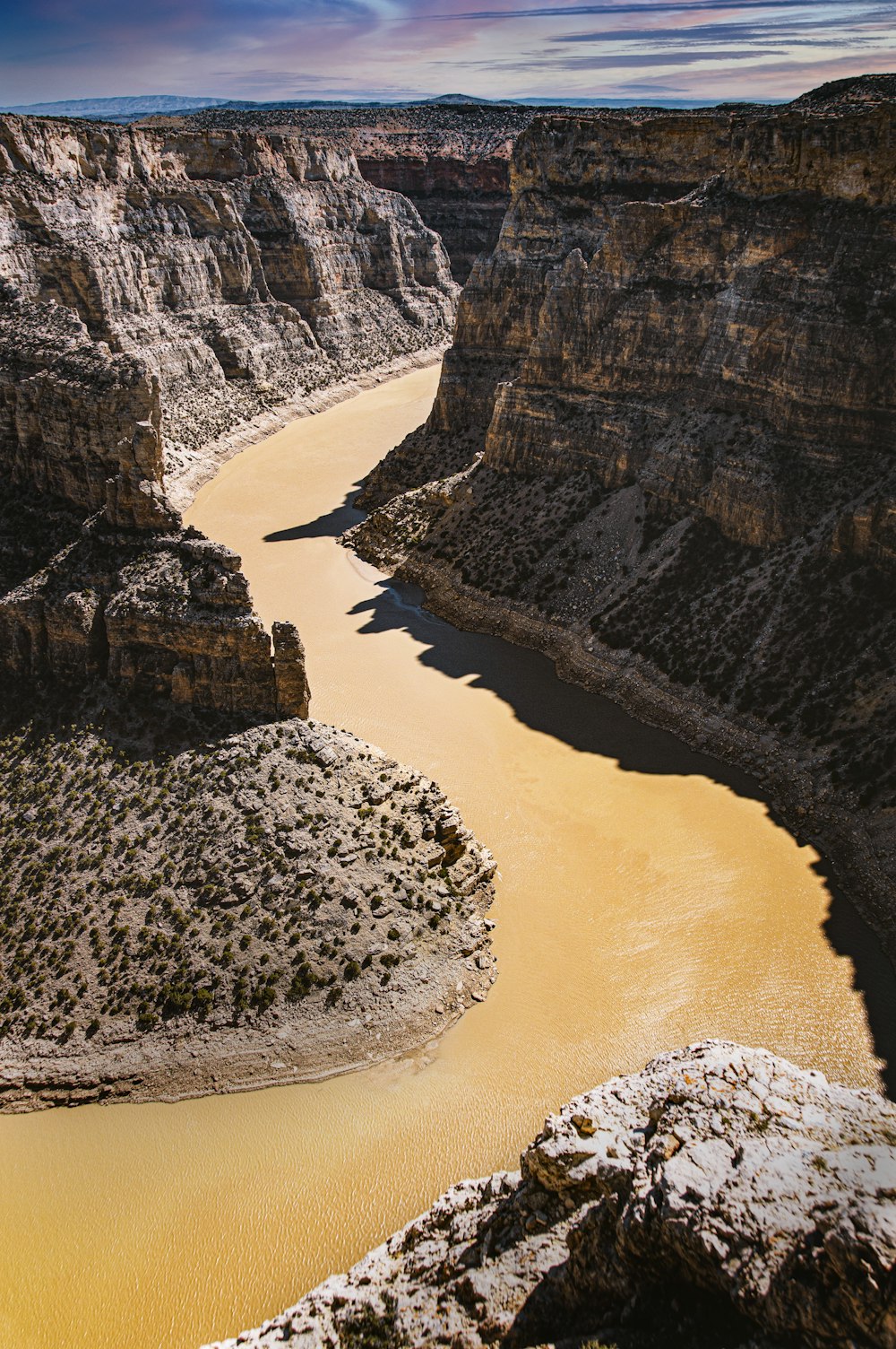 Un río que fluye a través de un cañón rodeado de montañas