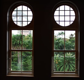 The garden suite with large windows overlooking the park.