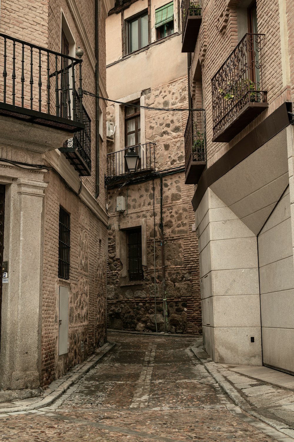 a narrow alleyway with a balcony and balconies