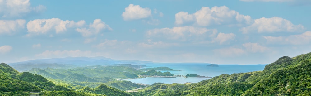 산으로 둘러싸인 호수의 경치 좋은 전망