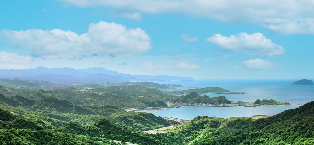 uma vista panorâmica de um lago cercado por montanhas