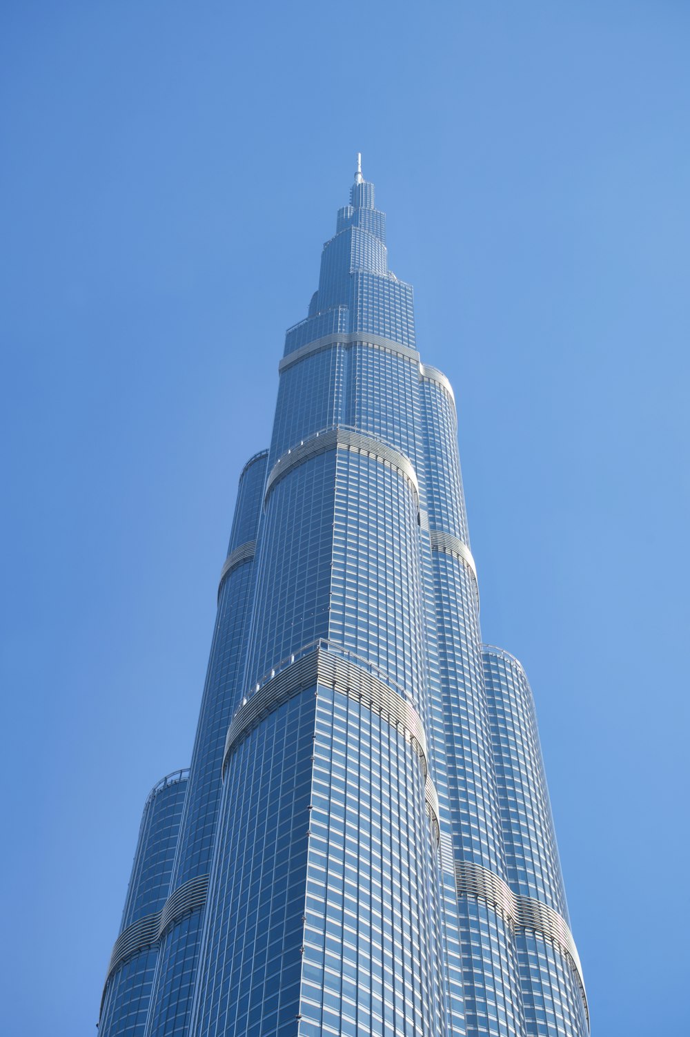 um edifício muito alto com um fundo do céu