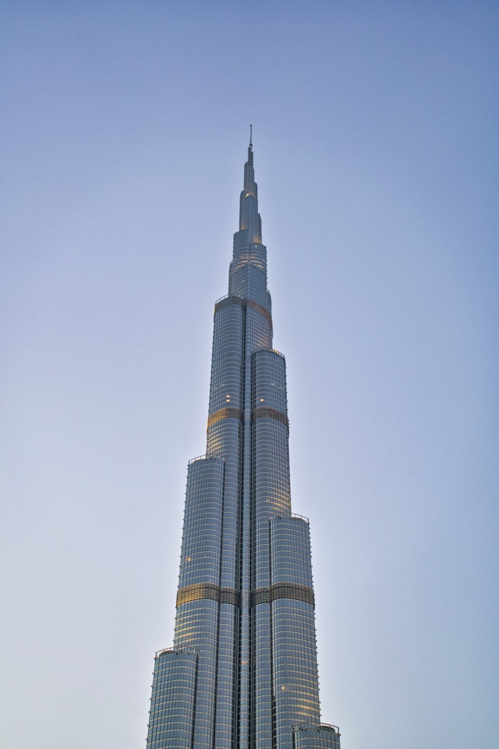 도시 위로 우뚝 솟은 매우 높은 건물