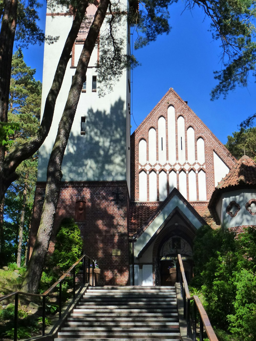 una iglesia con escaleras que conducen a ella